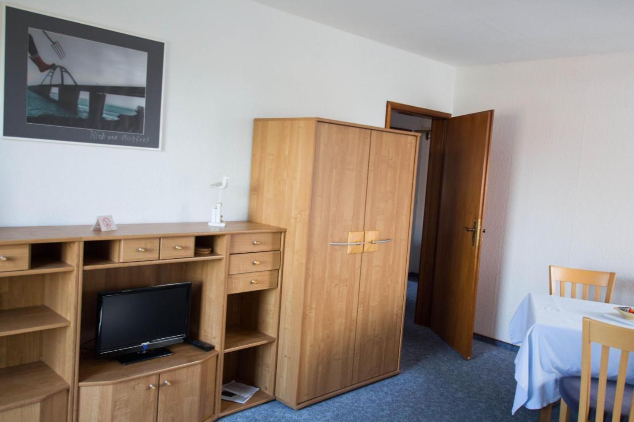 Ferienwohnungen-Neue-Tiefe-Wohnung-Kleiderbuegel Neue Tiefe Fehmarn Exterior foto