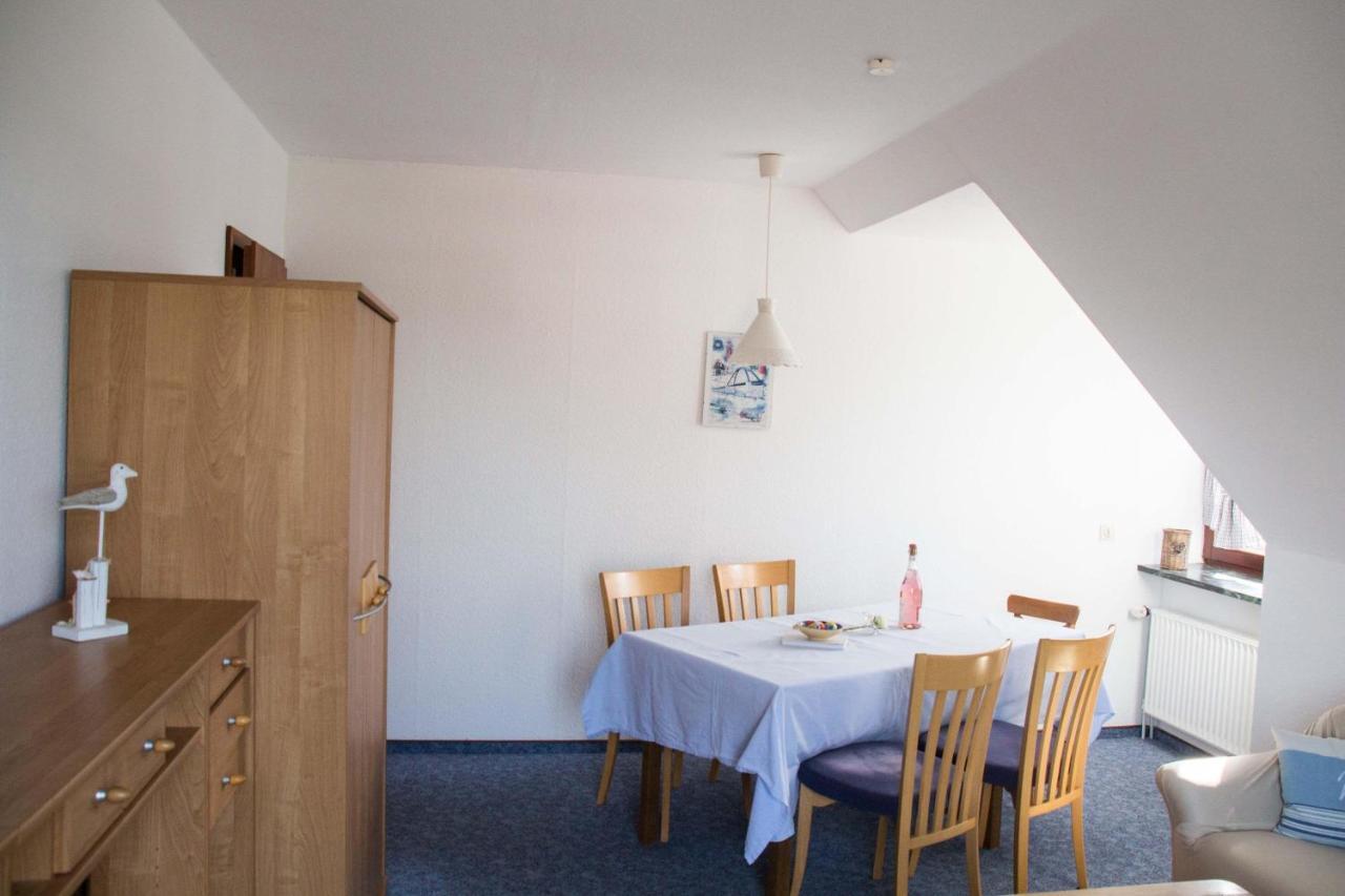 Ferienwohnungen-Neue-Tiefe-Wohnung-Kleiderbuegel Neue Tiefe Fehmarn Exterior foto