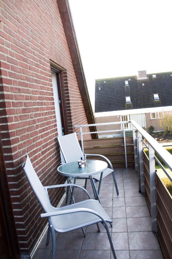 Ferienwohnungen-Neue-Tiefe-Wohnung-Kleiderbuegel Neue Tiefe Fehmarn Exterior foto